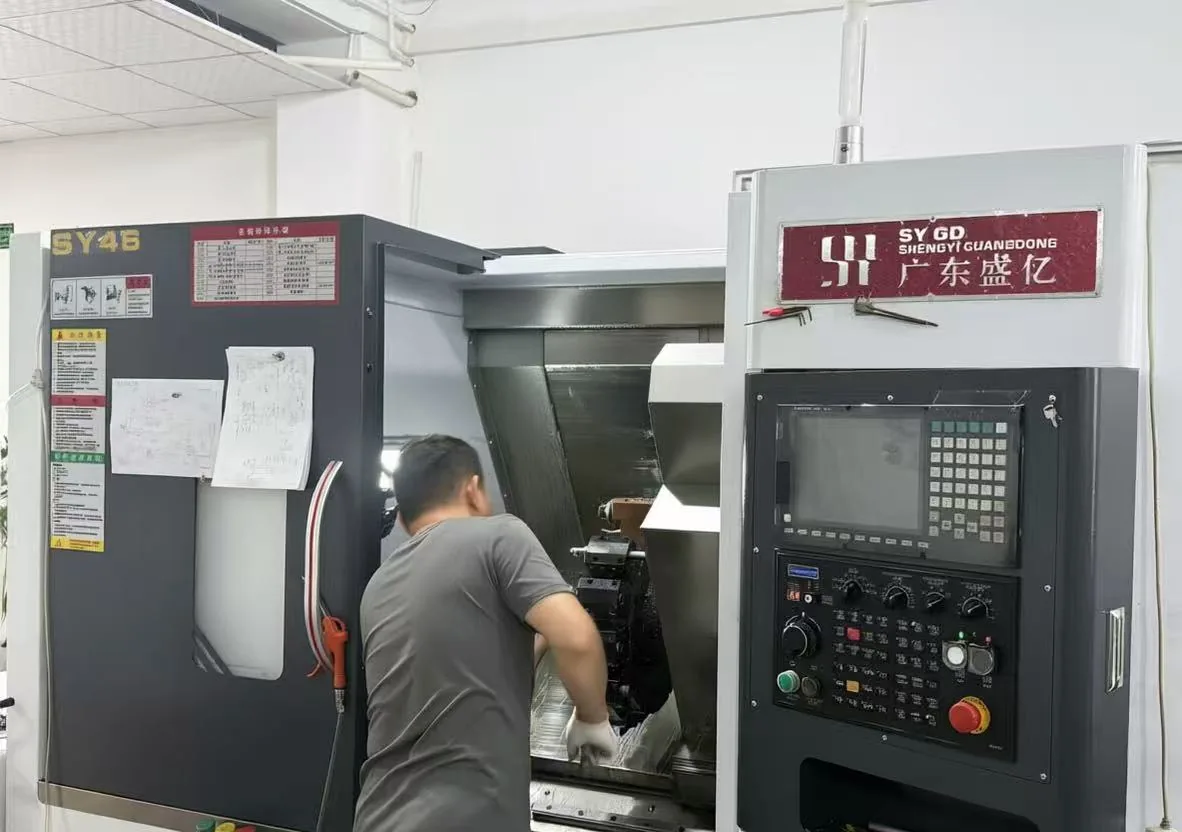 生産開始前にCNC旋盤を段取りするオペレーター。